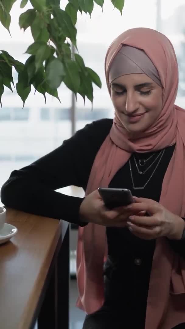 Aplicación comunicación digital estilo de vida mujer café — Vídeos de Stock