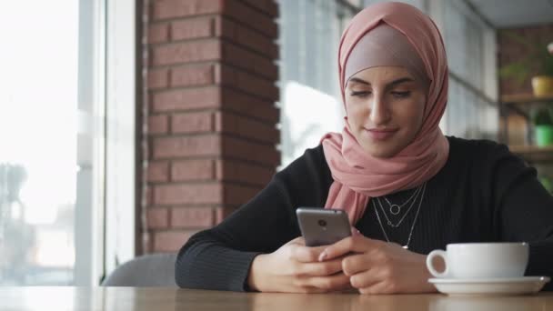 Мобильный копирайтер женщина окно кафе — стоковое видео
