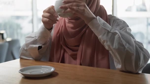 Kedai kopi minuman panas wanita cappuccino mug nyaman — Stok Video