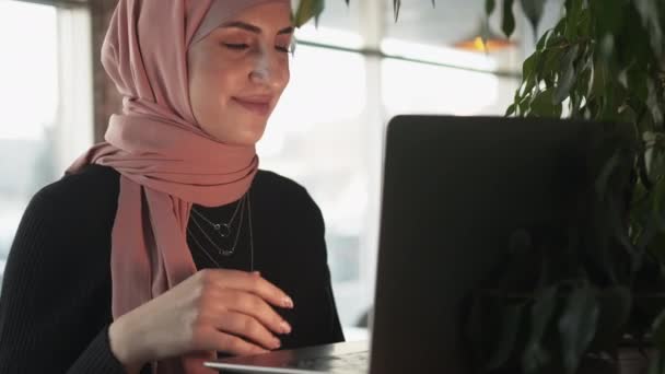 Chat de vídeo de reclutamiento en línea mujer portátil café — Vídeo de stock