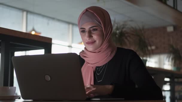 Trabajo remoto empleado independiente mujer hijab portátil — Vídeos de Stock