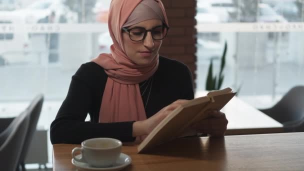 Educação estrangeira estudo no exterior mulher livro café — Vídeo de Stock