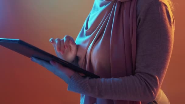 Tableta digital internet gadget tecnología mujer — Vídeo de stock
