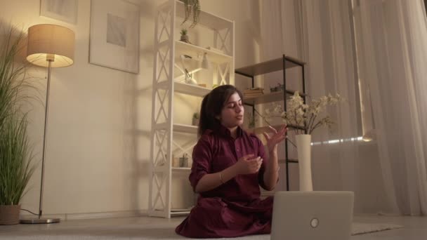 Jóga online trenér meditace kurz žena notebook — Stock video