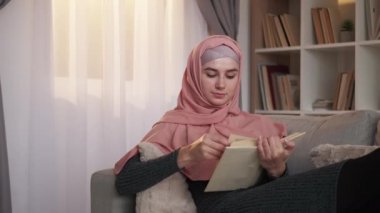 Evde okuma hobisi meraklı akıllı kadın kitabı