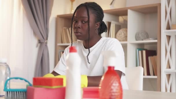Nettoyage fatigue ennuyeux ménage épuisé femme de ménage — Video