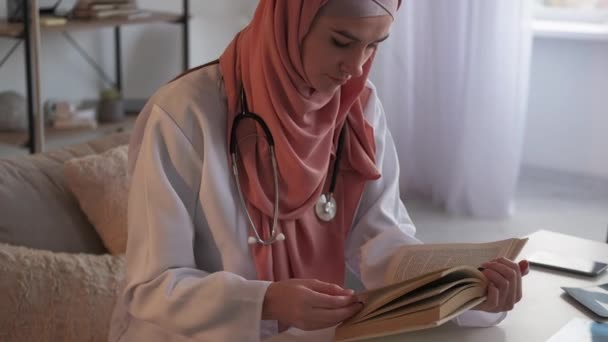 Doktor, tıp eğitimi alan kadın kitap okuyor. — Stok video