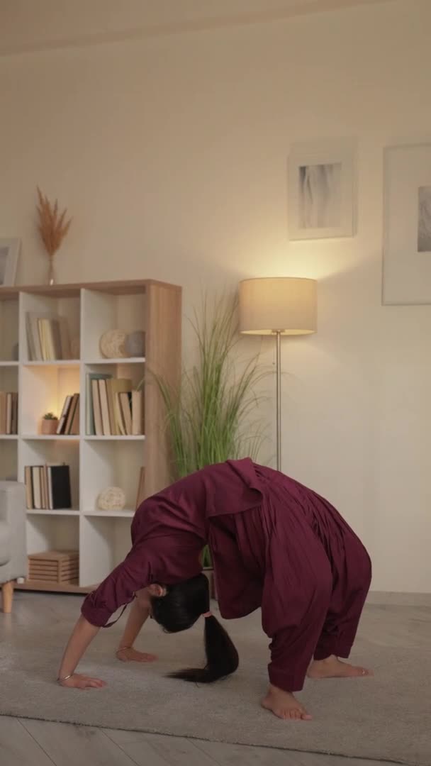 Yoga estilo de vida gimnasia entrenamiento mujer casa — Vídeos de Stock
