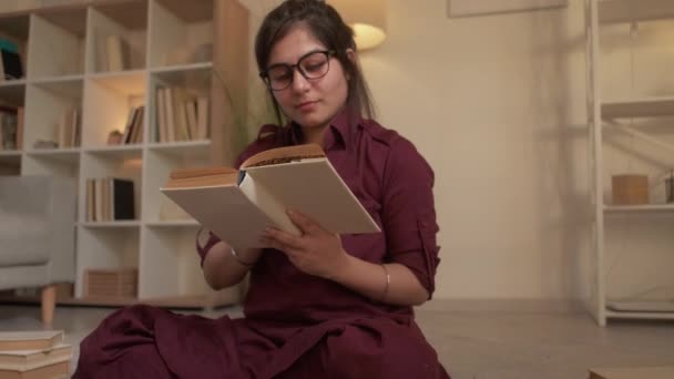 Чтение женщины дома книги отдыха расслабляющий воскресный день — стоковое видео