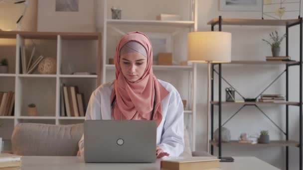 Médecin travailler en ligne femme de recherche en utilisant un ordinateur portable — Video