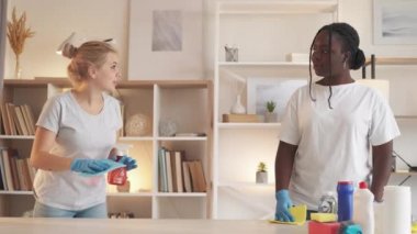 Hizmetçiler rutin ev temizliği yapıyor.