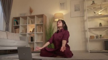 yoga online meditasyon eğitmeni kadın laptop