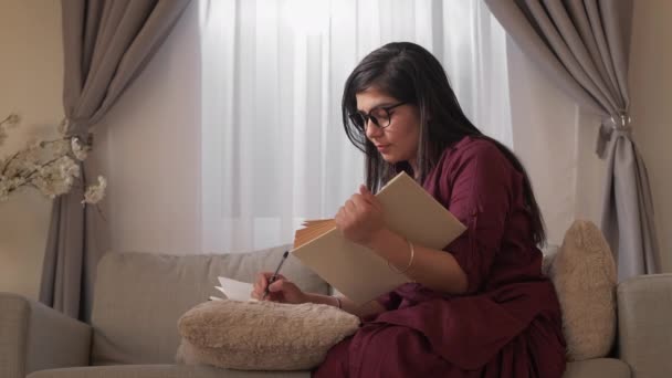 Estudando estudante casa educação mulher livro sofá — Vídeo de Stock