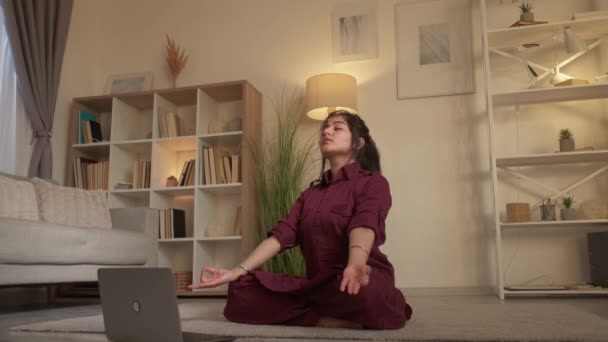 ヨガオンライン瞑想インストラクター女性ラップトップ — ストック動画