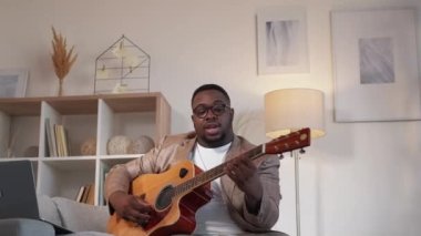 müzik vlogger gitar kursu adamı çevrimiçi laptop ev