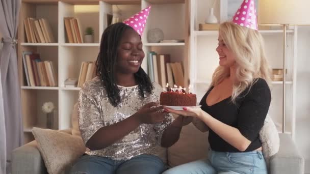 Geburtstagswunsch Freundin grüßt Mädchen bläst Kerzen — Stockvideo