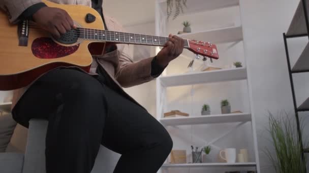 Lied lernen Gitarre spielen Mann Musiker zu Hause — Stockvideo