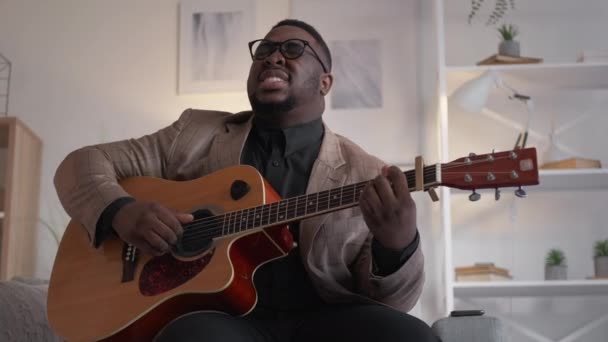 Hudba inspirace kytarista volný čas píseň muž doma — Stock video