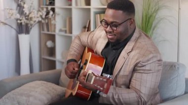 Gitarcı blues müzisyeni evde çalıyor.