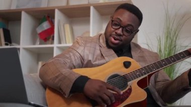 Gitar öğretmeni çevrimiçi müzik sınıfı erkek dizüstü bilgisayar evi