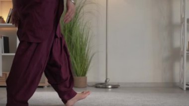 Evde meditasyon yoga yapan kadın lotus.