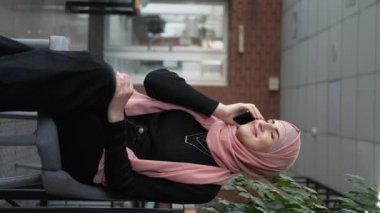 Telefon görüşmesi neşeli kadın şehri.