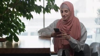 Kafe gezici sosyal ağ kadın telefonu