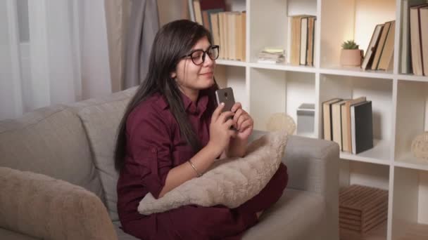 Телефон знакомства Интернет отношения любовь женщина дома — стоковое видео