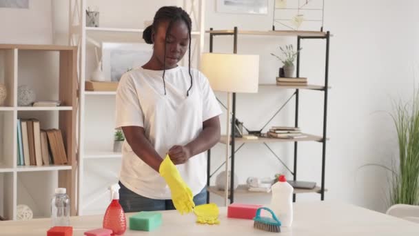 Tarefas domésticas limpeza doméstica empregada doméstica usando luvas — Vídeo de Stock