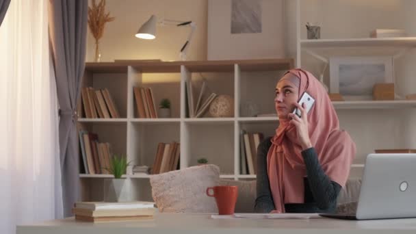 휴대 전화 통화 커피끊기 여성 전화 — 비디오
