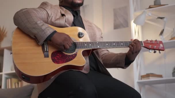 Guitarrista músico estilo de vida homem música casa — Vídeo de Stock