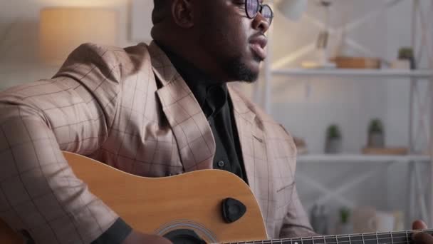 Mann Musiker Song Performer Gitarre spielen zu Hause — Stockvideo