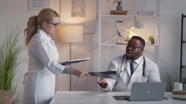 Doctors teamwork radiology diagnostics man woman — Stock Video