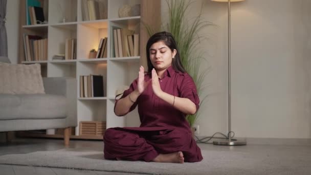 Meditação dentro de casa ioga bem-estar mulher lótus casa — Vídeo de Stock
