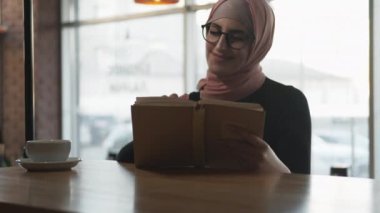 Aktivite kitabı, kafeterya, kadın kahvesi.