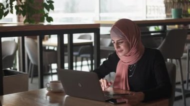 İnternet üzerinden alışveriş yapan kadın ödeme kartı dizüstü bilgisayarı