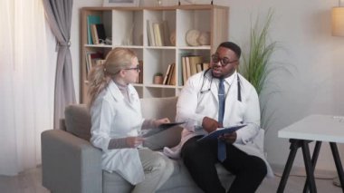 Sağlık ekibi doktorları erkeklerin röntgen filmlerini tartışıyor.