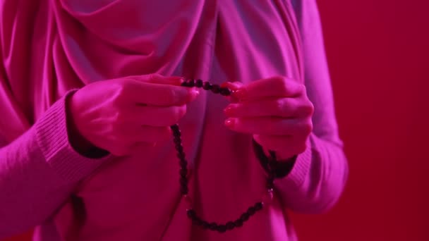 Cuentas de oración tasbih tradición mujer manos neón — Vídeo de stock