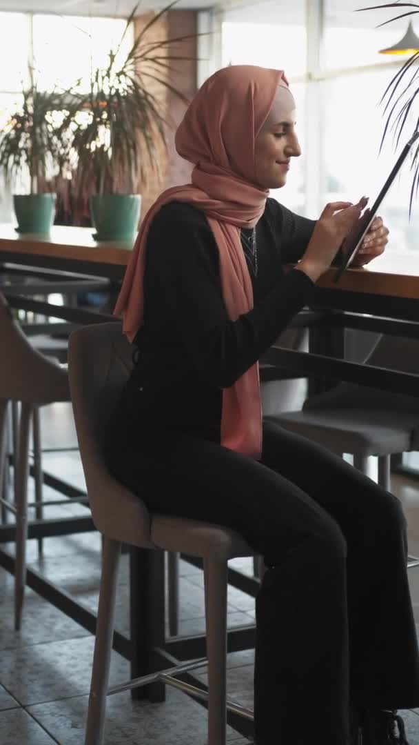 Gadżet wypoczynek cyfrowy tablet internet kobieta kawiarnia — Wideo stockowe