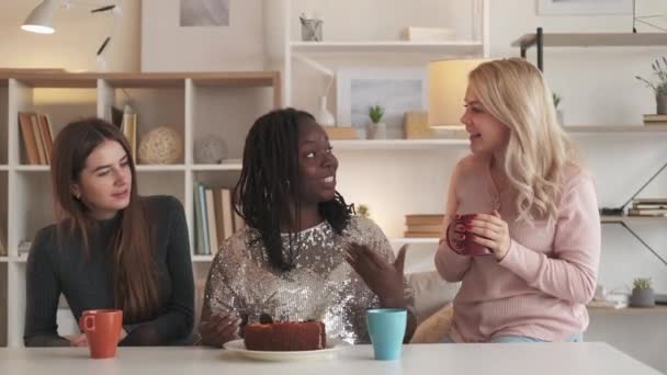 Σπιτικό επιδόρπιο κορίτσια μεσημεριανό φίλους τρώει τούρτα — Αρχείο Βίντεο