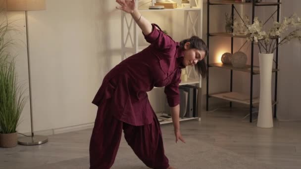 Yoga che allunga lo sport domestico formazione sana della donna — Video Stock