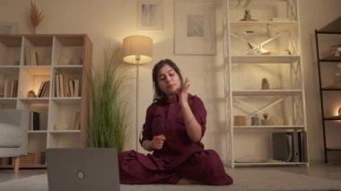 çevrimiçi yoga sınıfı internet çalışan kadın dizüstü bilgisayar