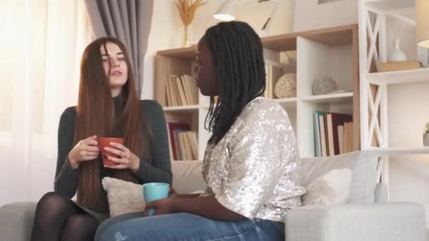 Chicas reunión casa ocio amigos beber café — Vídeos de Stock