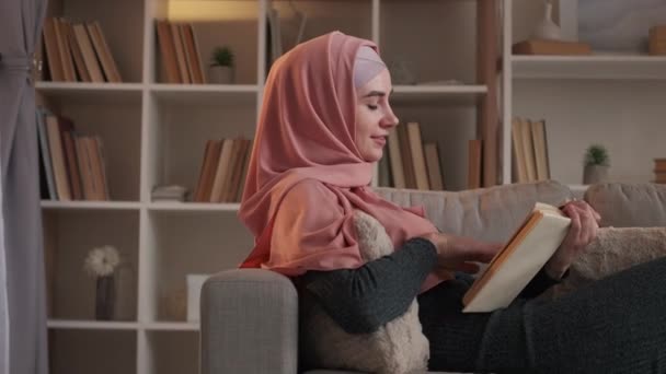 Boek liefhebber home bibliotheek vrouw genieten van lezen — Stockvideo