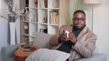 Sabah kahvesi, rüya gibi bir adamın dinlenme koltuğu.