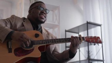 gitar hobisi müzisyen yaşam tarzı şarkıları çalıyor