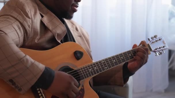Muzyk gra na gitarze utalentowany wykonawca człowiek — Wideo stockowe