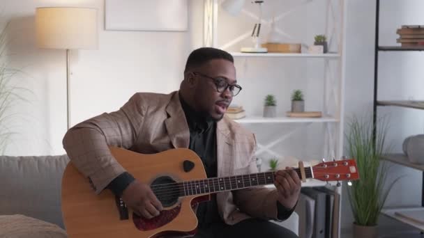 Piosenkarz człowiek wokalista śpiew gra na gitarze — Wideo stockowe