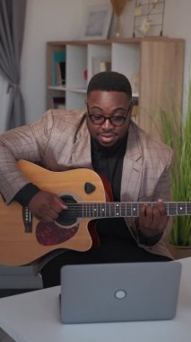 Gitar kursu internet müzik sınıfı öğretmeni.