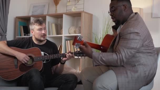 Chitarra classe lezione di musica uomo insegnante studente — Video Stock